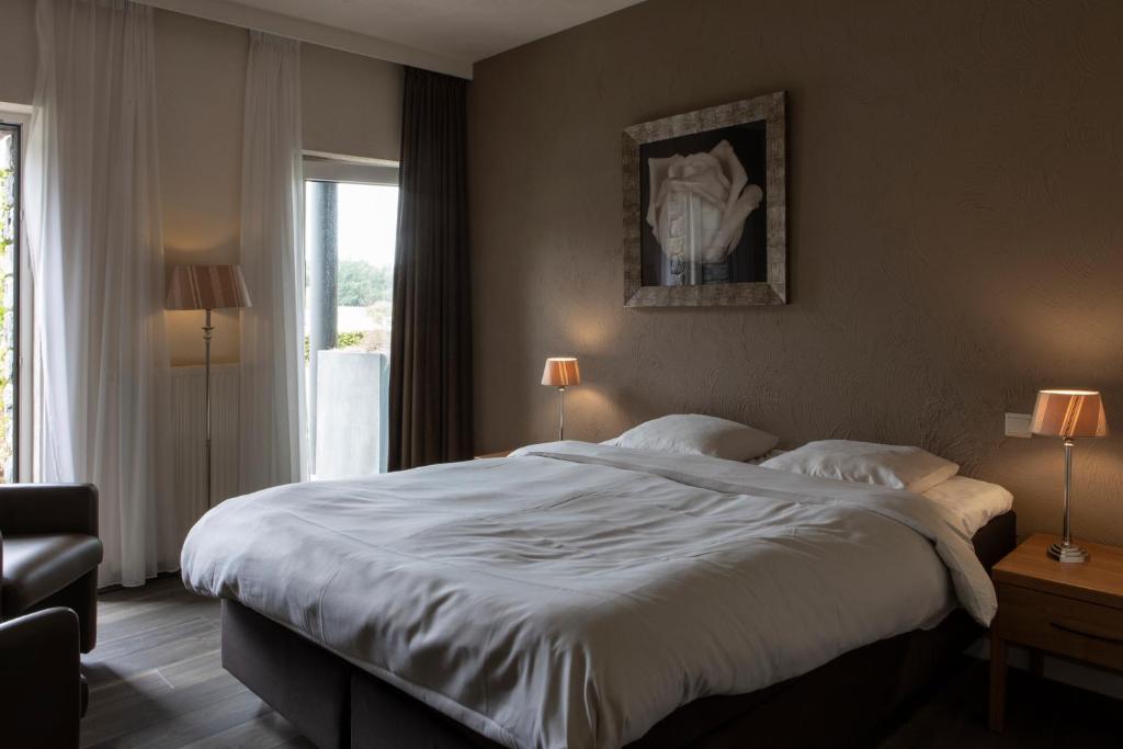Двухместный (Двухместный номер с 1 кроватью и террасой) отеля Hotel Moulin de Boiron, Сент-Юбер