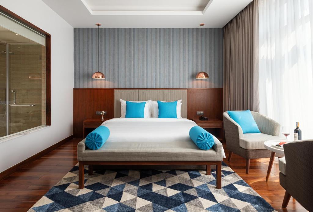 Двухместный (Улучшенный номер с кроватью размера «king-size») отеля D'Lecia Ha Long Hotel, Халонг