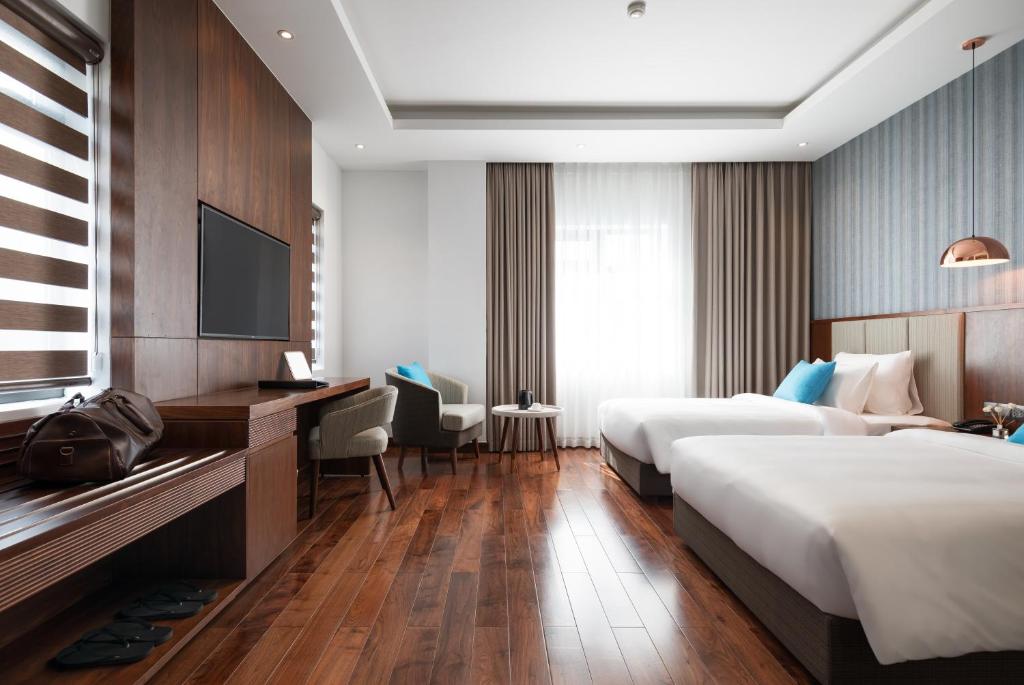Двухместный (Улучшенный двухместный номер с 2 отдельными кроватями) отеля D'Lecia Ha Long Hotel, Халонг