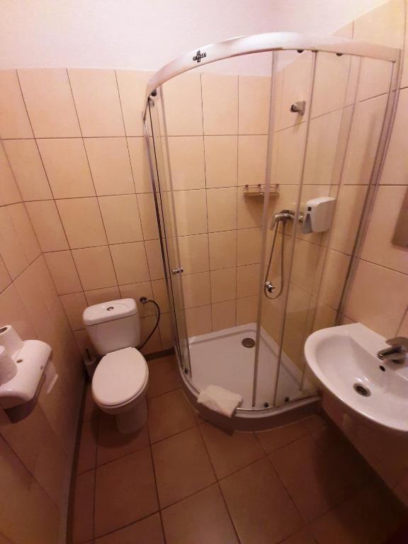 Трехместный (Трехместный номер с собственной ванной комнатой) хостела Red Carpet Hostel, Краков