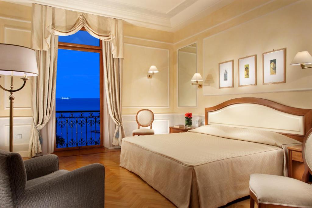 Сьюит (Люкс с балконом с видом на море) отеля Royal Hotel Sanremo, Сан-Ремо
