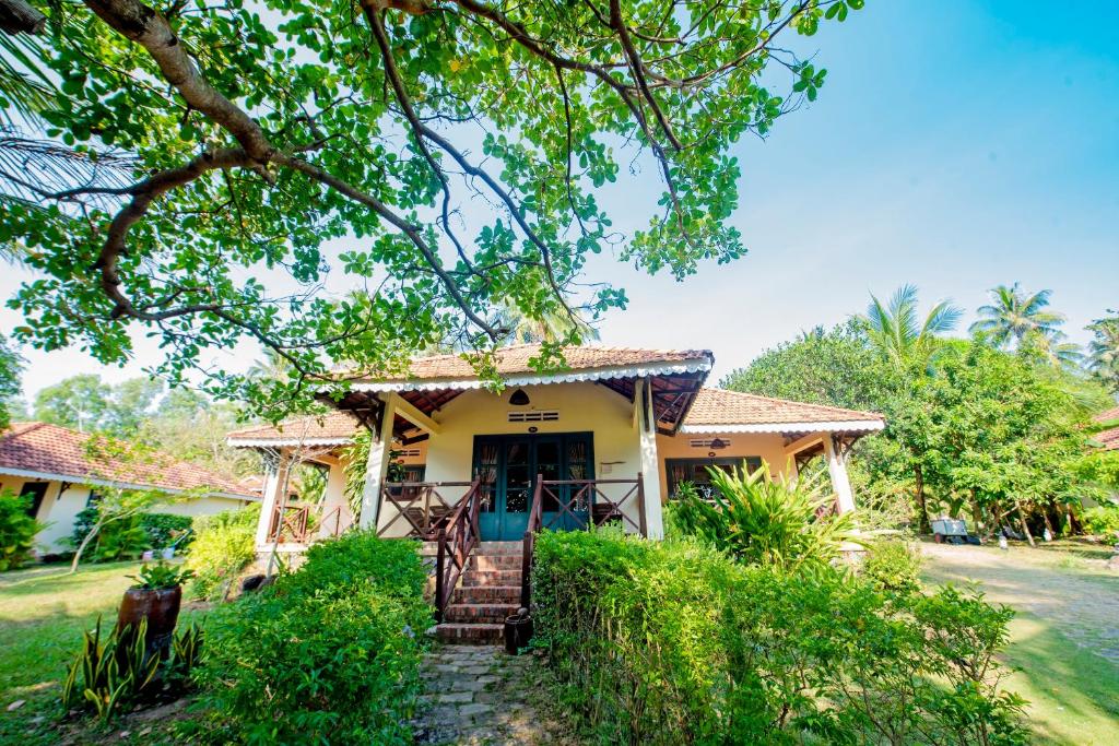 Двухместный (Бунгало Делюкс c частичным видом на море) курортного отеля Phu Quoc Eco Beach Resort, Дуонг-Донг