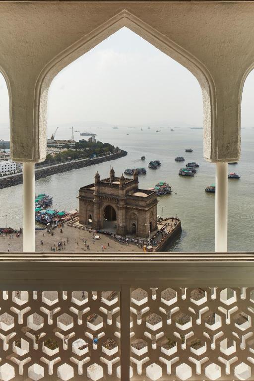 Трехместный (35 км.Улучшенный номер с кроватью размера «king-size» и видом на море) отеля The Taj Mahal Tower Mumbai, Мумбай
