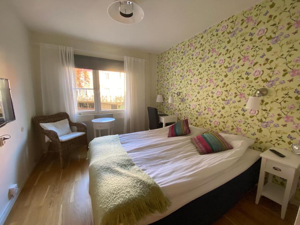 Двухместный (Улучшенный номер с кроватью размера «queen-size») отеля Nynäsgården Hotell & Konferens, Нюнэсхамне
