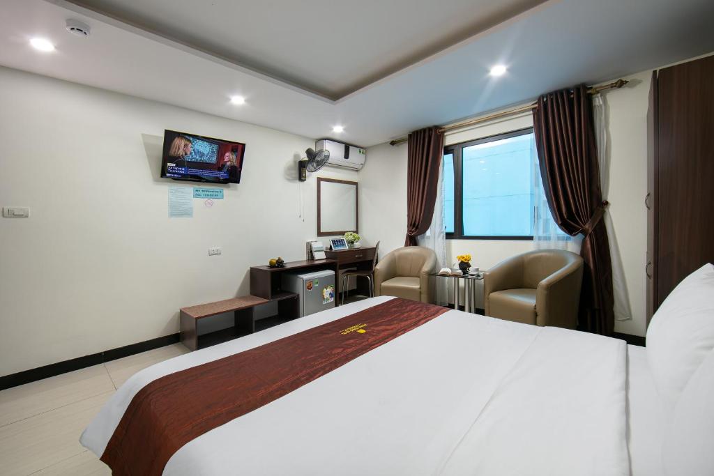 Двухместный (Улучшенный двухместный номер с 1 кроватью или 2 отдельными кроватями) отеля Quang Chung Hotel, Ханой