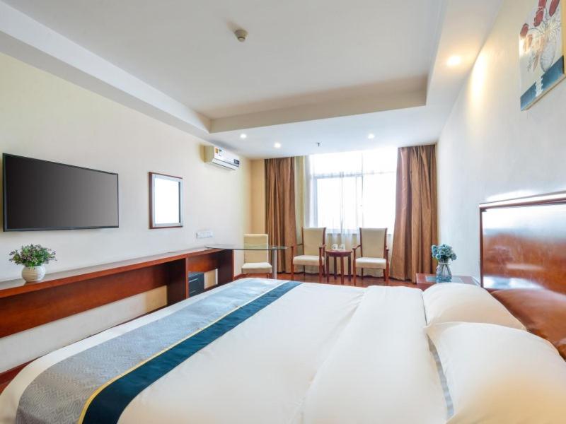 Двухместный (Для граждан материковой части Китая — Номер Делюкс с кроватью размера «queen-size») отеля GreenTree Inn Jiangsu Suzhou Shengze Bus Station Business Hotel, Сучжоу