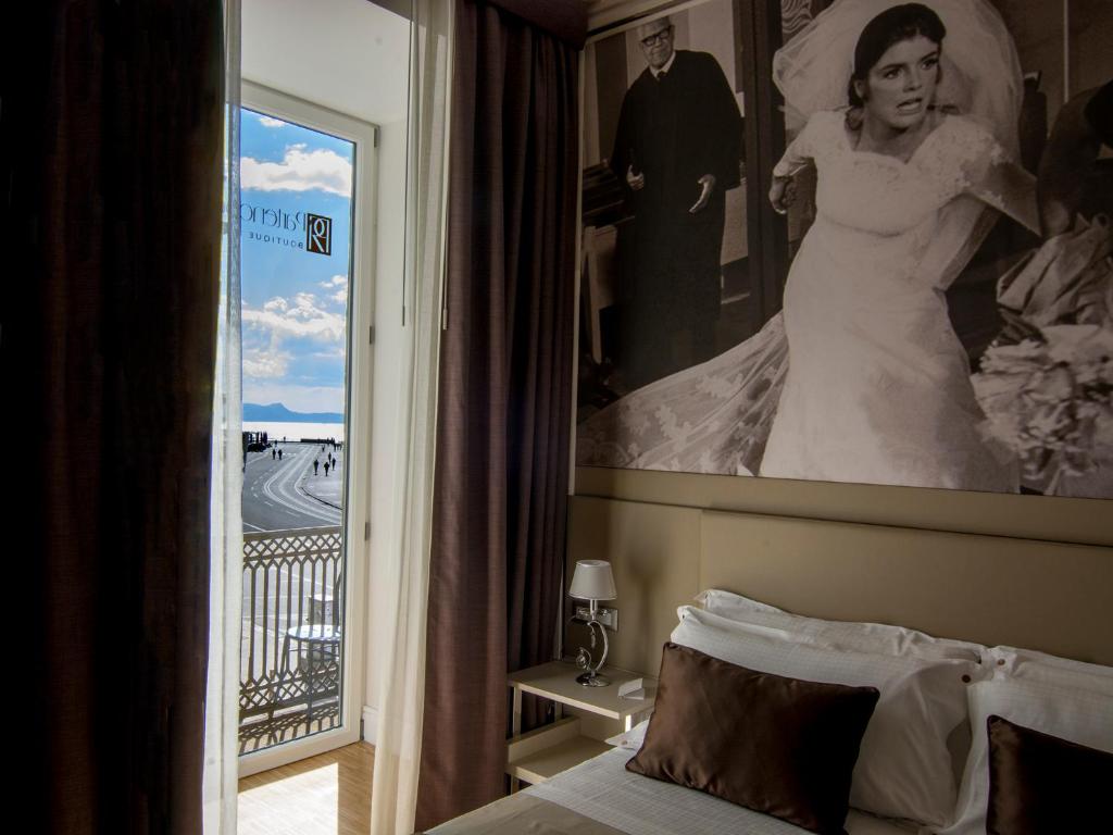 Двухместный (Двухместный номер с 1 кроватью или 2 отдельными кроватями и частичным видом на море) отеля Partenope Relais, Неаполь