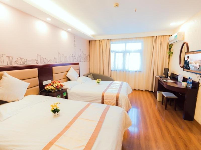 Семейный (Для граждан материкового Китая - Семейный номер бизнес-класса) отеля Greentree Inn Shanghai Caoan Road Textile Express Hotel, Шанхай