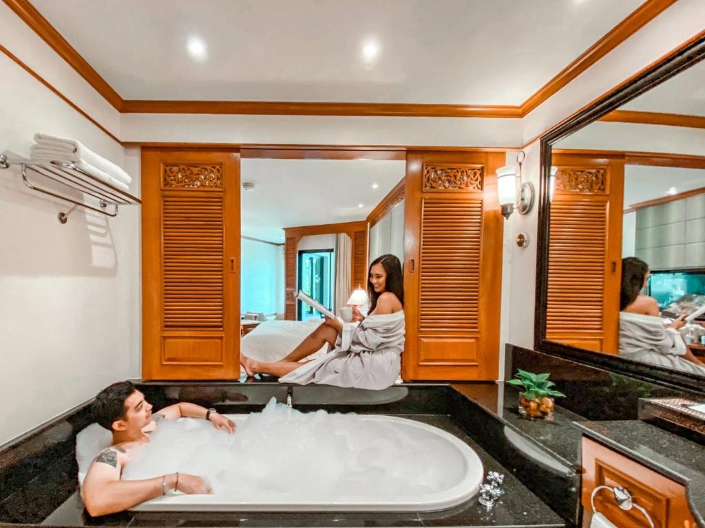 Двухместный (Номер Делюкс «Сад» с 1 кроватью размера «king-size» или 2 двуспальными кроватями, вид на море) курортного отеля JW Marriott Phuket Resort and Spa, Пхукет