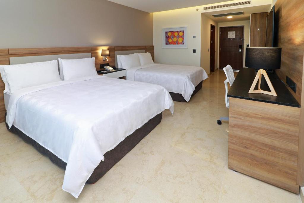 Двухместный (Номер с 2 кроватями размера «queen-size» – Для некурящих) отеля Holiday Inn & Suites - Puerto Vallarta Marina & Golf, Пуэрто-Вальярта