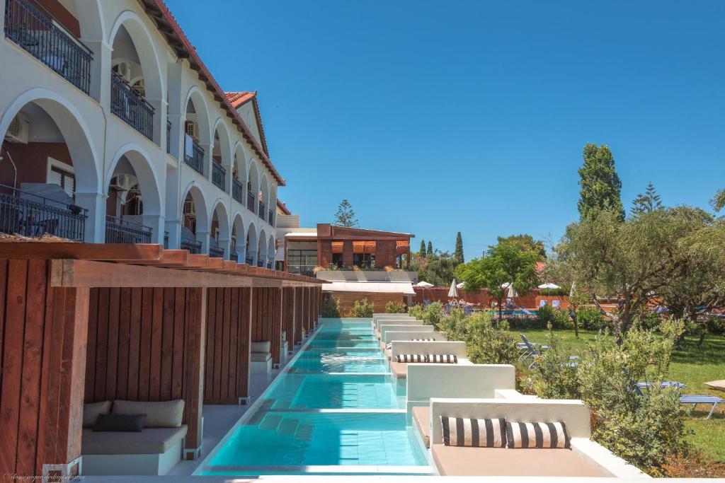 Двухместный (Улучшенные номера у кромки бассейна) отеля Castelli Hotel, Лаганас
