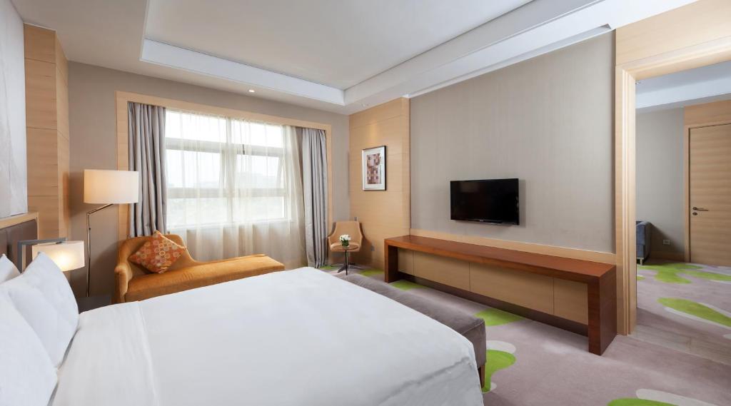 Сьюит (Улучшенный люкс) отеля Holiday Inn Qingdao Expo, Циндао