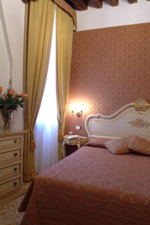 Двухместный (Улучшенный двухместный номер с 1 кроватью) отеля Apostoli Palace, Венеция