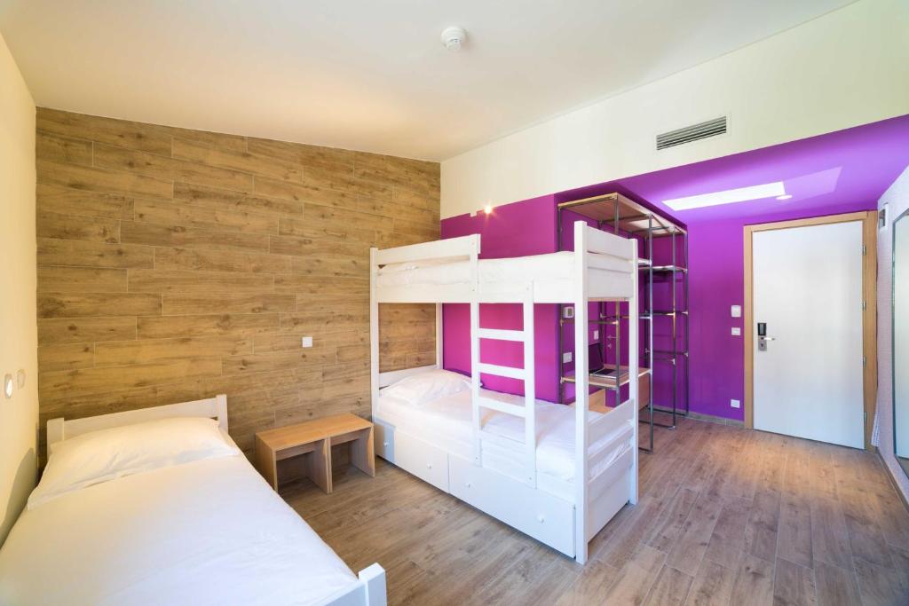 Трехместный (Трехместный номер со спальными местами на двухъярусной кровати, вид на сад) хостела Hostel Link, Ловран