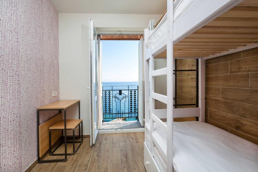 Двухместный (Двухместный номер со спальными местами на двухъярусной кровати, вид на море) хостела Hostel Link, Ловран