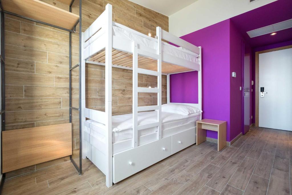 Двухместный (Двухместный номер со спальными местами на двухъярусной кровати, вид на сад) хостела Hostel Link, Ловран