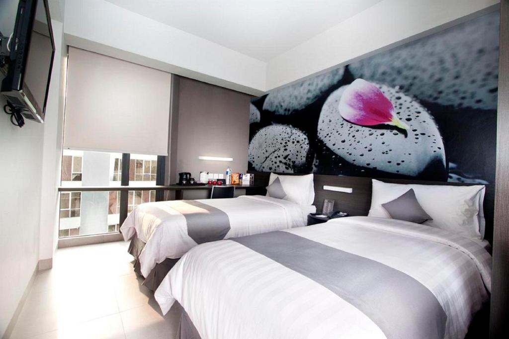 Двухместный (Улучшенный двухместный номер с 1 кроватью или 2 отдельными кроватями) отеля Neo Hotel Tendean Jakarta by ASTON, Джакарта
