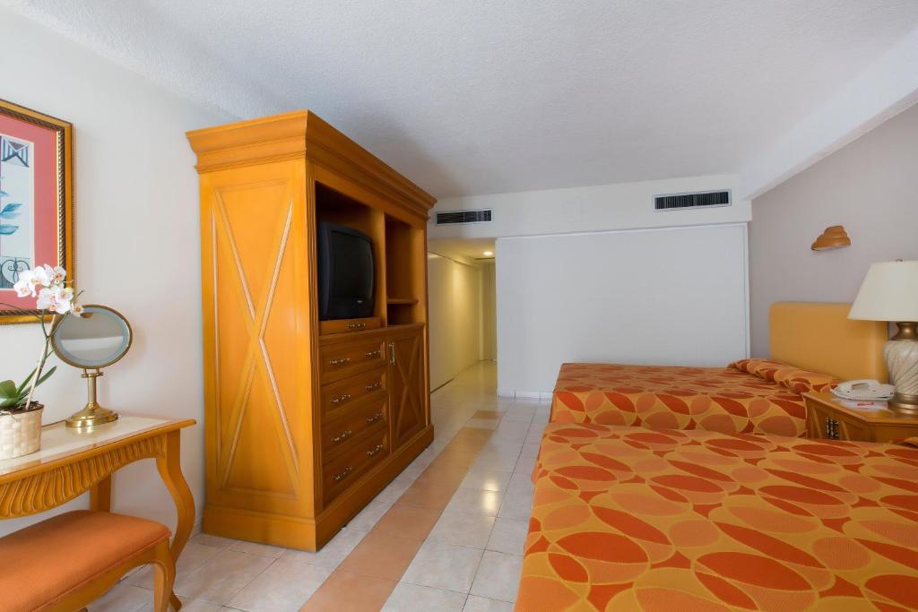 Двухместный (Двухместный номер с 1 кроватью и видом на горы (2 взрослых и 2 детей)) отеля Krystal Beach Acapulco, Акапулько-де-Хуарес