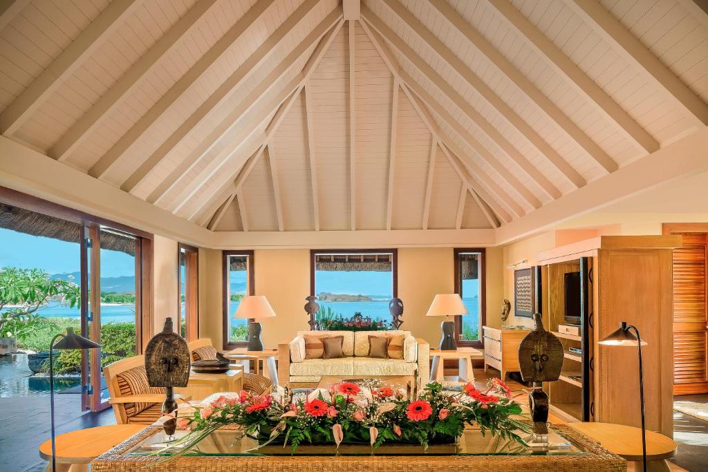 Сьюит (Президентская вилла с 2 спальнями и частным бассейном) курортного отеля The Oberoi Beach Resort, Mauritius, Балаклава