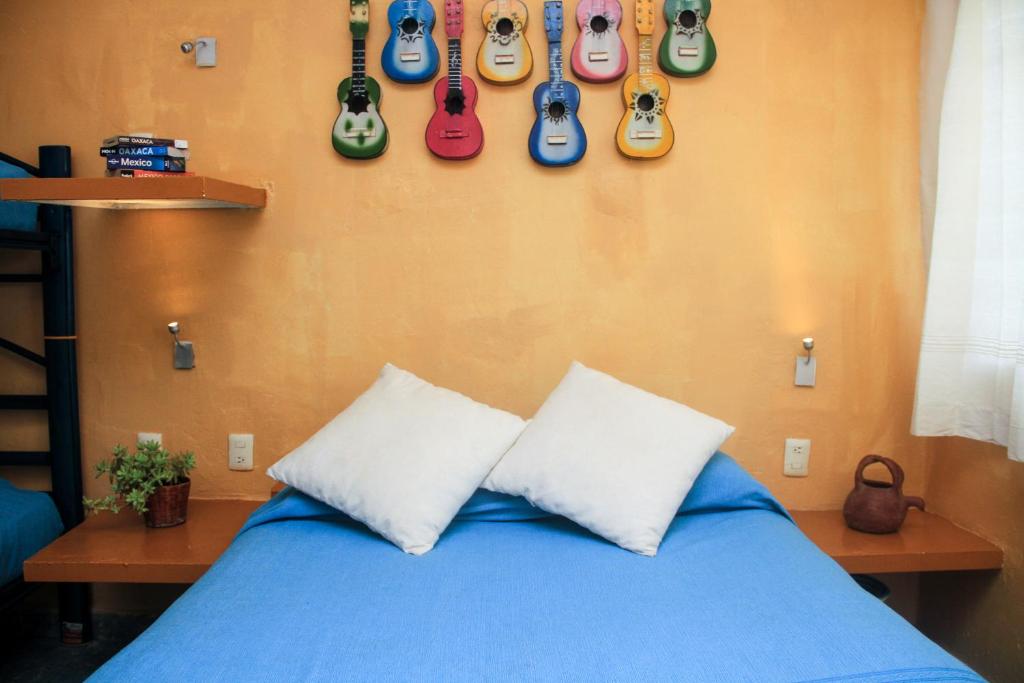 Трехместный (Трехместный номер с общей ванной комнатой) хостела Casa de Don Pablo Hostel, Оахака-де-Хуарес