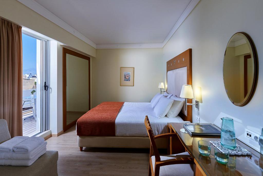 Двухместный (Улучшенный двухместный номер с 1 кроватью и балконом) отеля Atrion Hotel with sea view, Ираклион