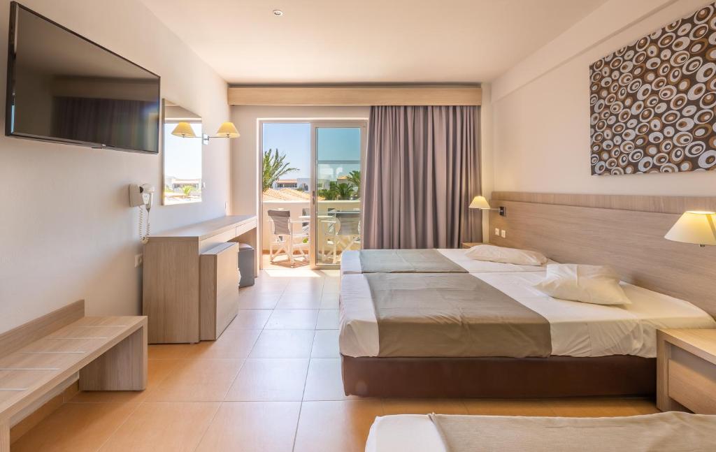 Двухместный (Улучшенный двухместный номер с 2 отдельными кроватями) отеля Akti Beach Club, Кардамена