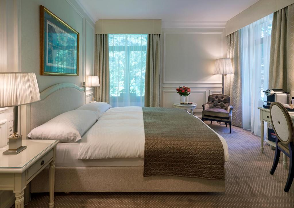 Двухместный (Улучшенный двухместный номер с 1 кроватью или 2 отдельными кроватями) отеля Le Mirador Resort & Spa, Веве