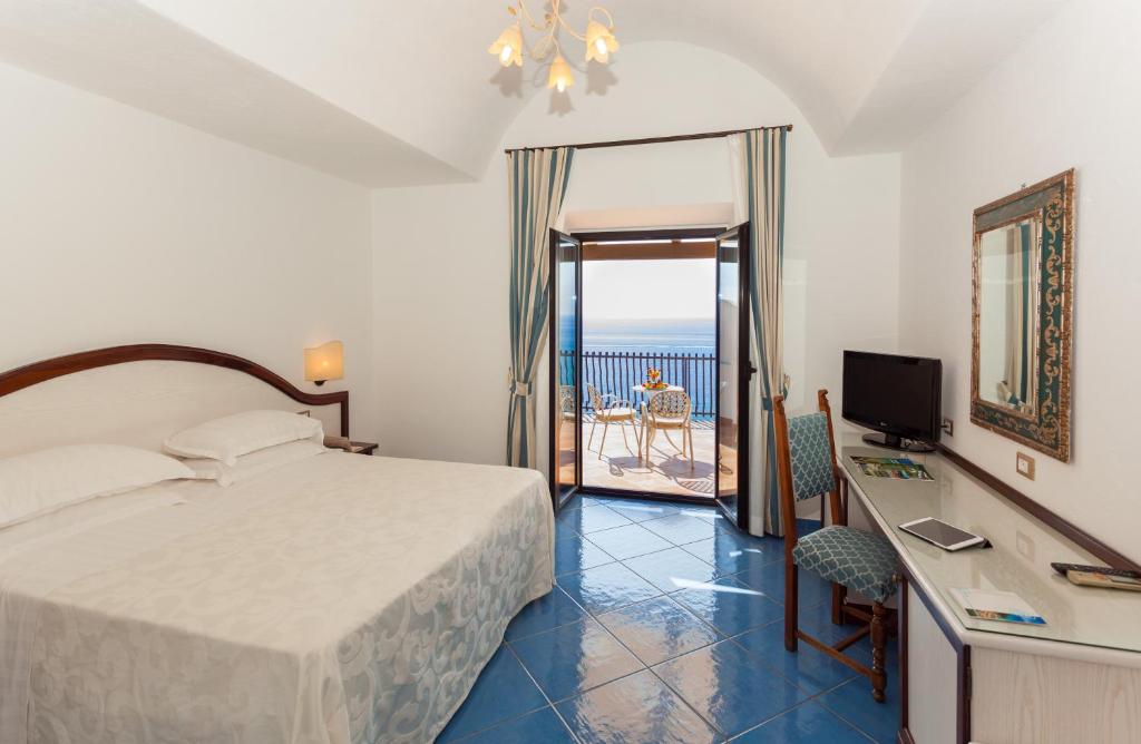 Двухместный (Улучшенный двухместный номер с 1 кроватью и террасой, вид на море) отеля Grand Hotel Le Rocce, Гаэта