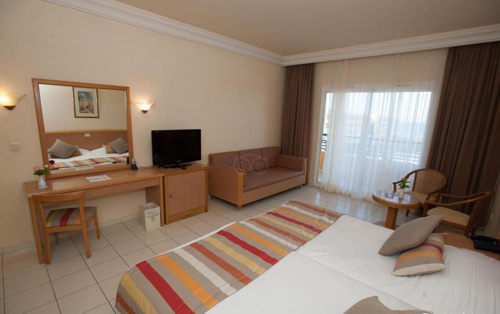 Трехместный (Трехместный номер) отеля Hôtel Nour Palace Resort & Thalasso, Махдия