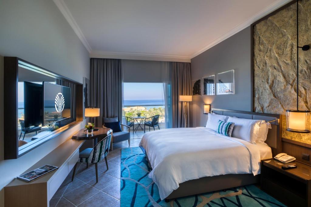 Сьюит (Люкс «Премиум» с балконом с видом на океан) курортного отеля Fujairah Rotana Resort & Spa - Al Aqah Beach, Аль-Ака
