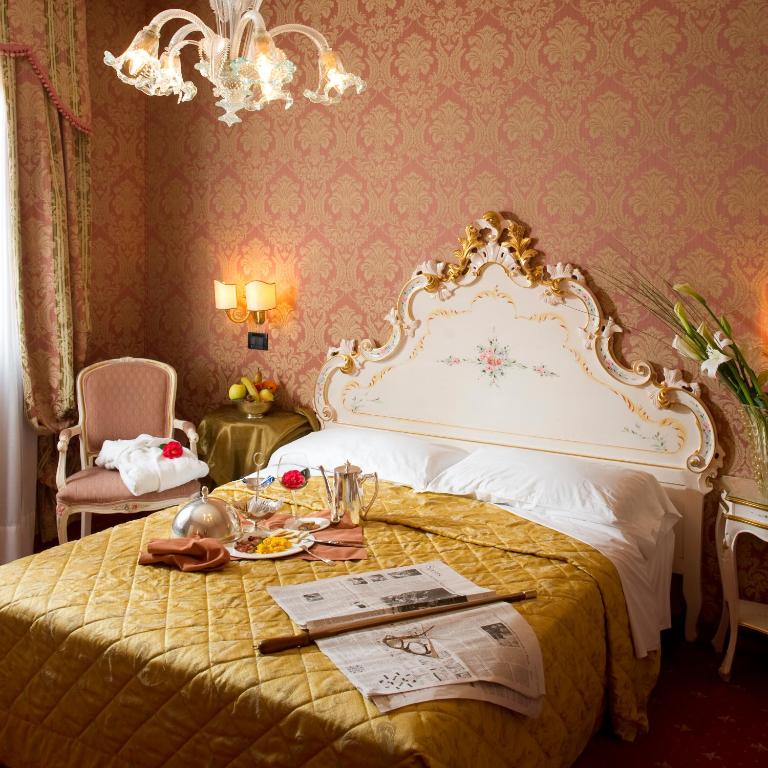 Двухместный (Классический двухместный номер с 1 кроватью или 2 отдельными кроватями) отеля Hotel Carlton On The Grand Canal, Венеция