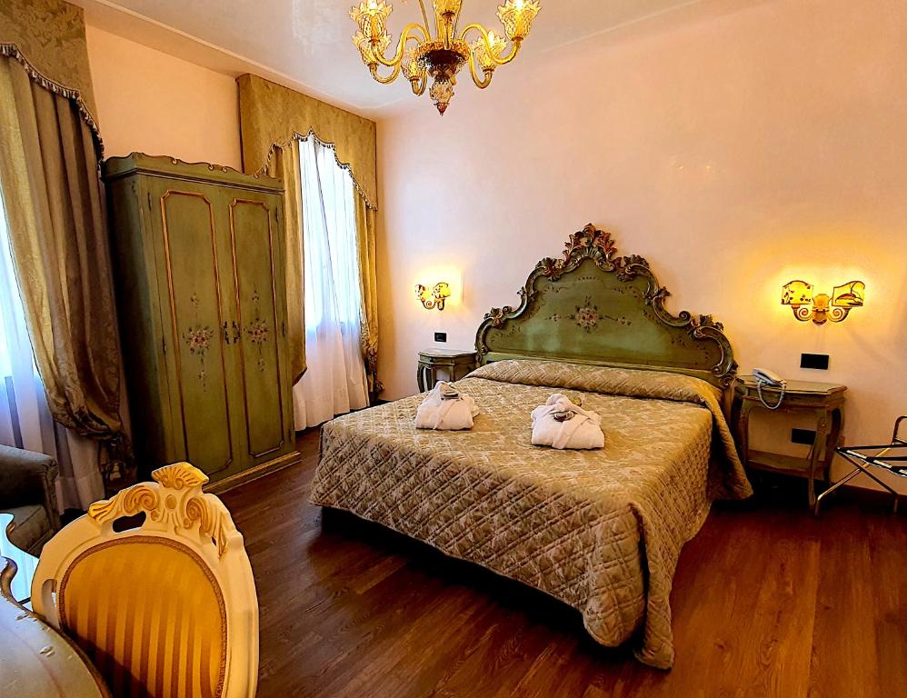 Двухместный (Улучшенный двухместный номер с 1 кроватью или 2 отдельными кроватями) отеля Hotel Carlton On The Grand Canal, Венеция