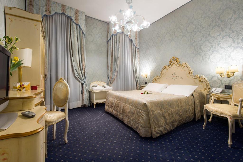 Двухместный (Улучшенный двухместный номер с 1 кроватью и видом на канал) отеля Hotel Carlton On The Grand Canal, Венеция