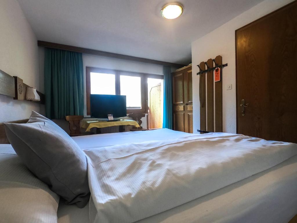 Двухместный (Номер с кроватью размера «queen-size» и балконом) отеля Sonnenhotel Soldanella Sonneck, Замнаун