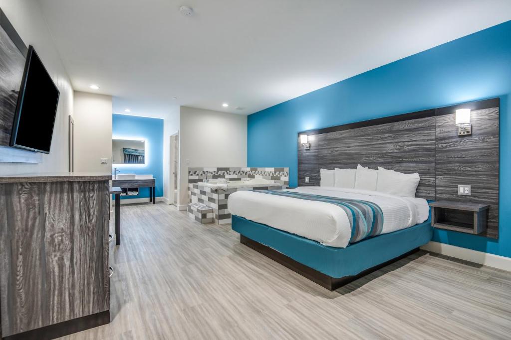 Сьюит (Люкс с кроватью размера «king-size» и гидромассажной ванной) отеля Americas Best Value Inn & Suites Houston at Hwy 6, Хьюстон