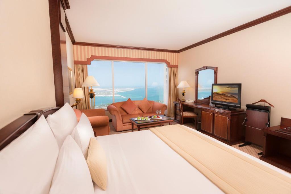 Двухместный (Клубный номер) отеля Corniche Hotel Abu Dhabi, Абу-Даби