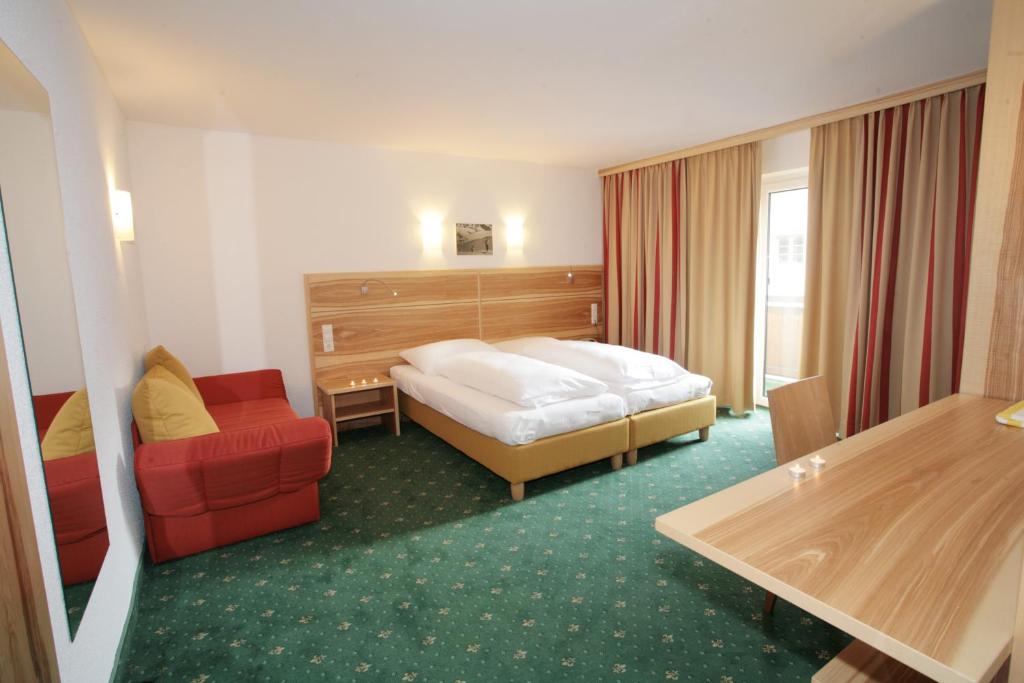 Двухместный (Двухместный номер с 1 кроватью или 2 отдельными кроватями) отеля Hotel Tyrol, Наудерс