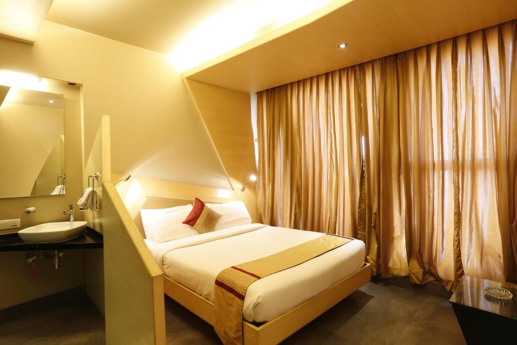 Двухместный (Улучшенный двухместный номер с 1 кроватью или 2 отдельными кроватями, трансфер от/до аэропорта) отеля Hotel Dragonfly, Мумбай