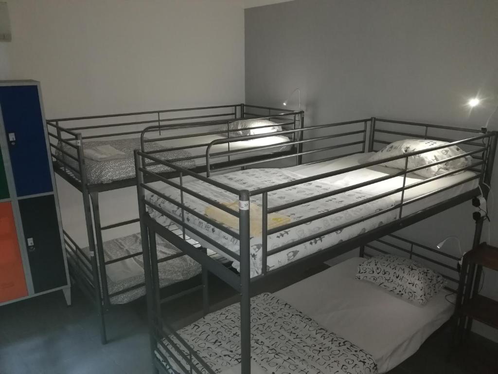Номер (Спальное место на двухъярусной кровати в общем номере для мужчин и женщин) гостевого дома Lagos City Center Guest House & Hostel, Лагуш