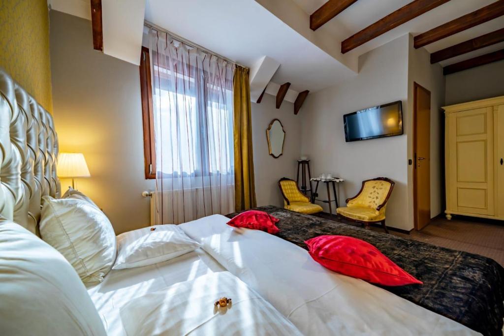 Двухместный (Небольшой двухместный номер с 1 кроватью) гостевого дома Trattoria Al Gallo, Бран