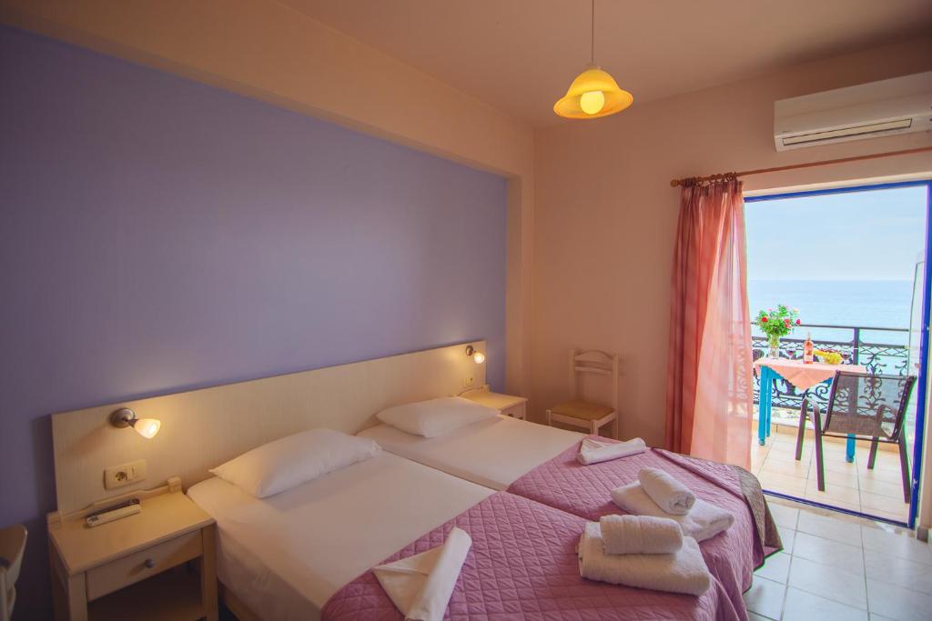 Двухместный (Двухместный номер с 2 отдельными кроватями, балконом и видом на море) гостевого дома Scorpios, Палеохара