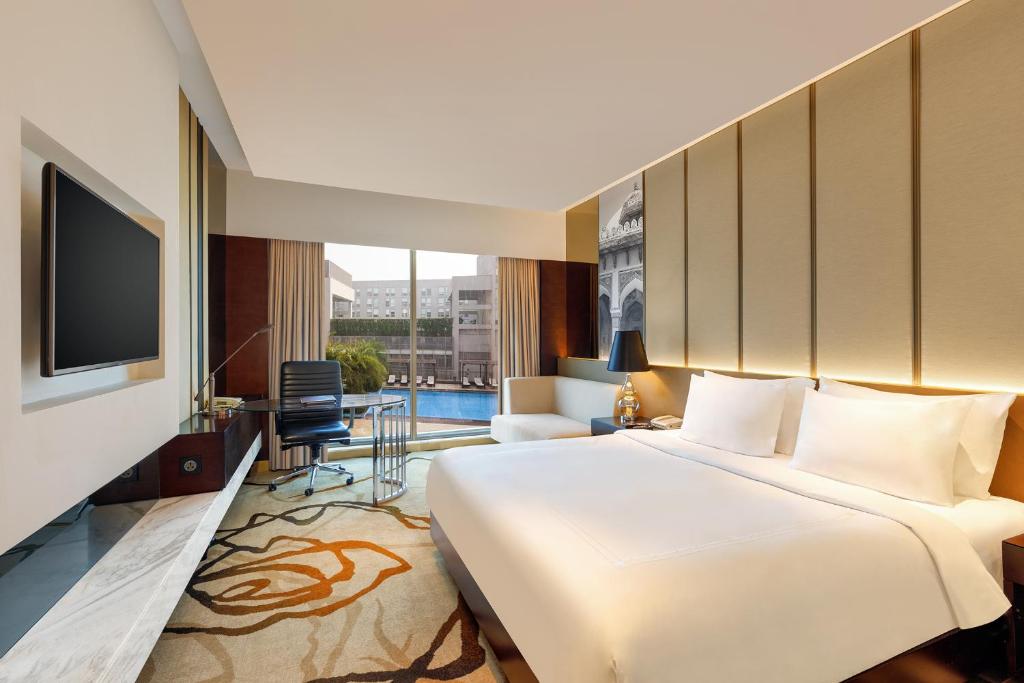 Двухместный (Premium King Room with one way airport transfer, 25% discount on Food and soft beverage,1+1 Happy hours), Pride Plaza Hotel, Aerocity New Delhi