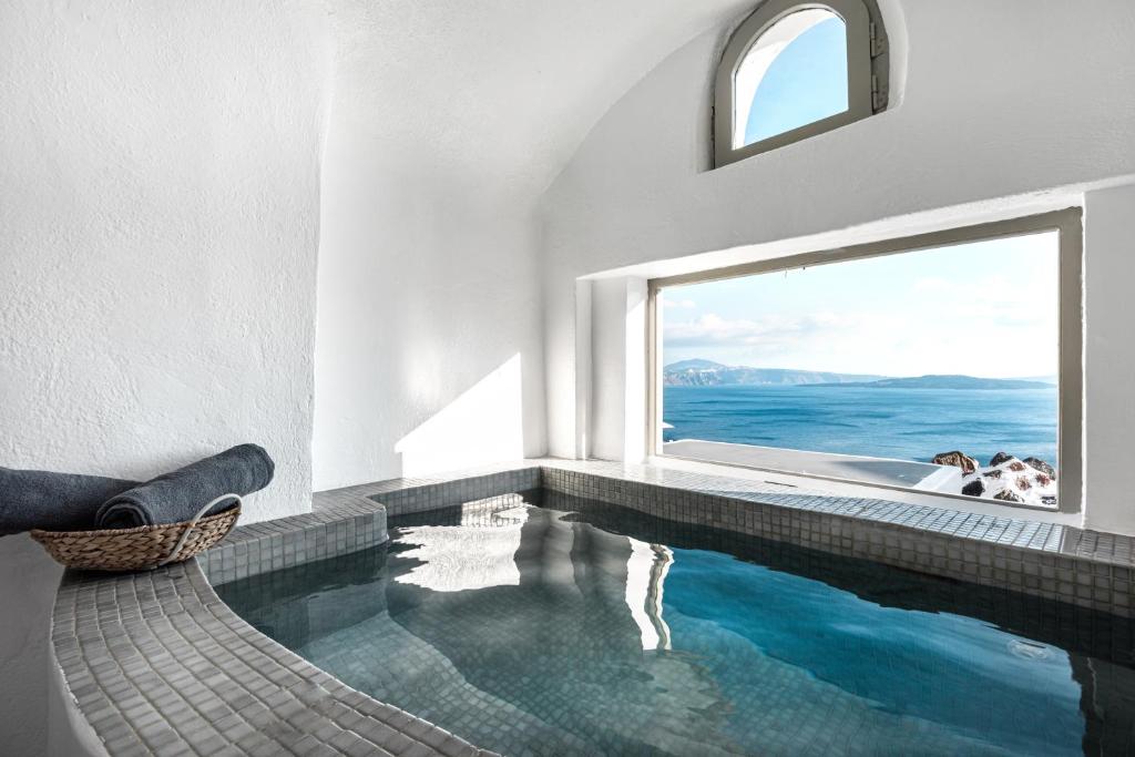 Сьюит (Люкс для новобрачных с собственной гидромассажной ванной, вид на кальдеру и море) апарт-отеля Caldera Villas, Оя