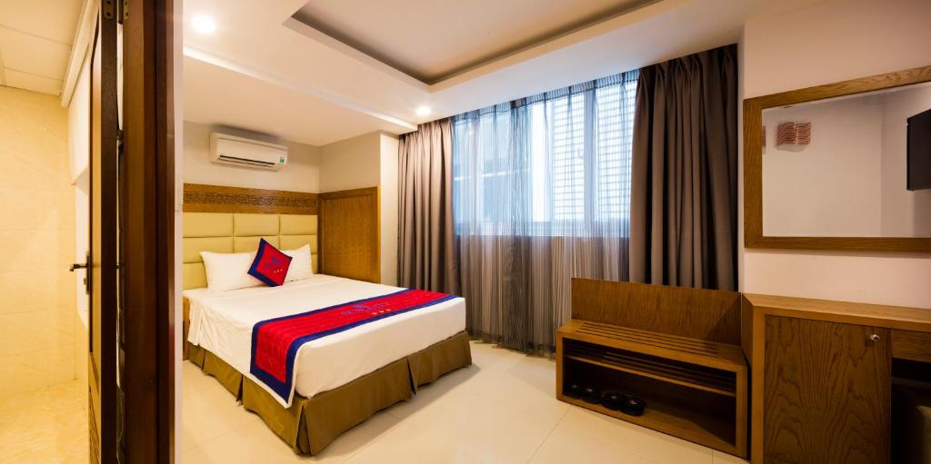 Двухместный (Улучшенный двухместный номер с 1 кроватью) отеля Sun City Hotel, Нячанг