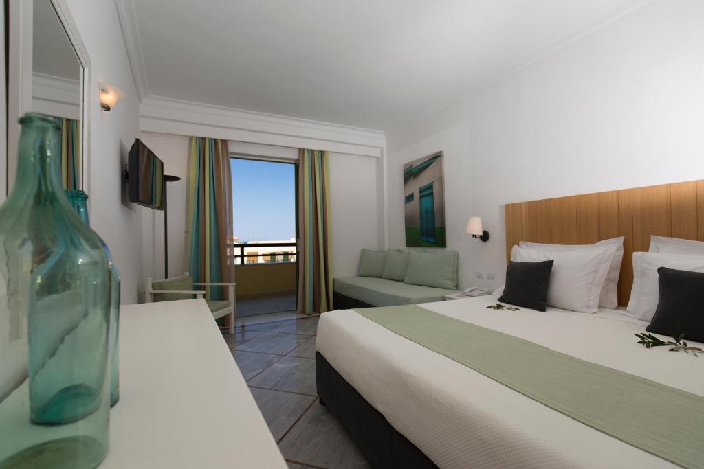 Двухместный (Двухместный номер с 1 кроватью или 2 отдельными кроватями и боковым видом на море) отеля Samaina Inn, Карловаси