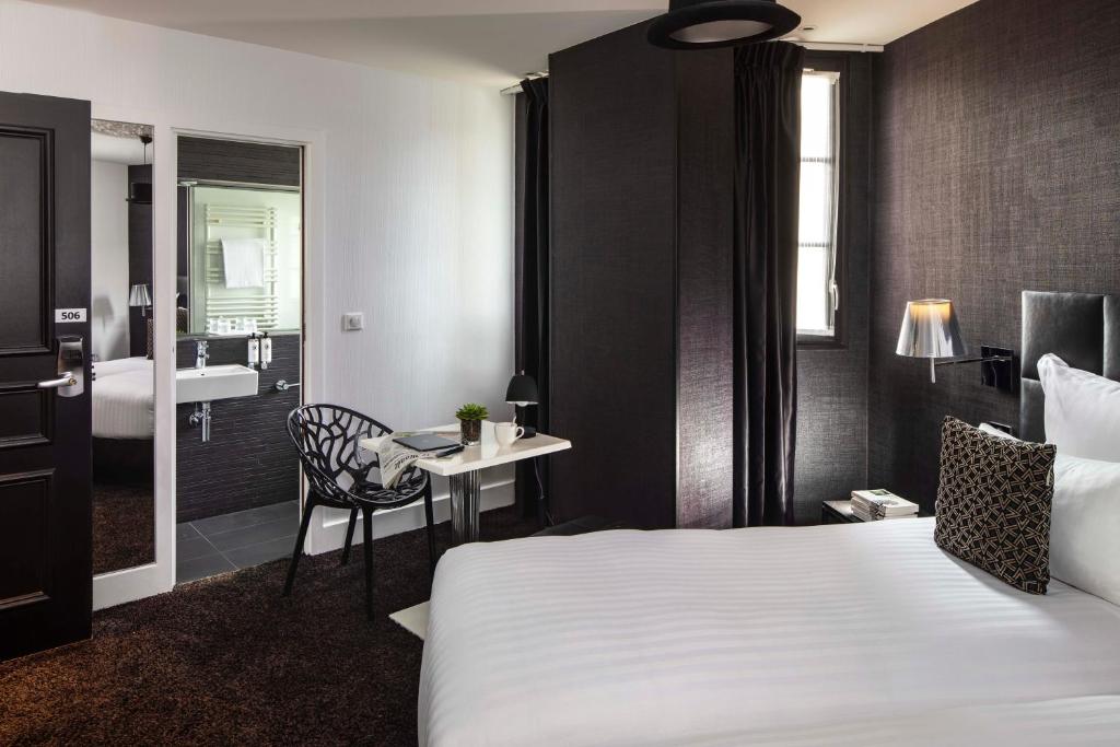 Двухместный (Улучшенный двухместный номер с 1 кроватью) отеля First Hotel Paris Tour Eiffel, Париж