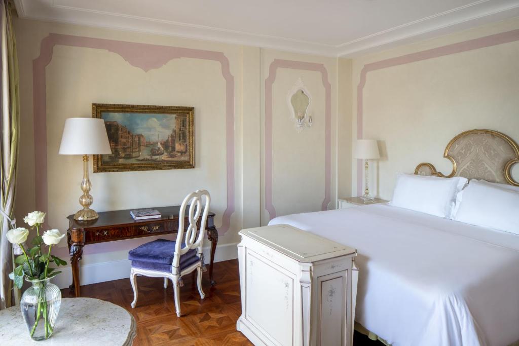 Двухместный (Двухместный номер с 1 кроватью или 2 отдельными кроватями, балконом и видом на лагуну) отеля Belmond Hotel Cipriani, Венеция