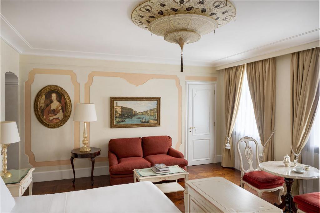 Сьюит (Полулюкс с балконом и видом на лагуну) отеля Belmond Hotel Cipriani, Венеция