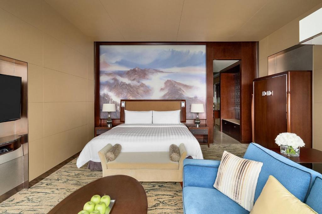Двухместный (Номер «Премьер» с кроватью размера «king-size» и мини-баром (заполняется 1 раз)) отеля Shangri-la China World Summit Wing, Beijing, Пекин