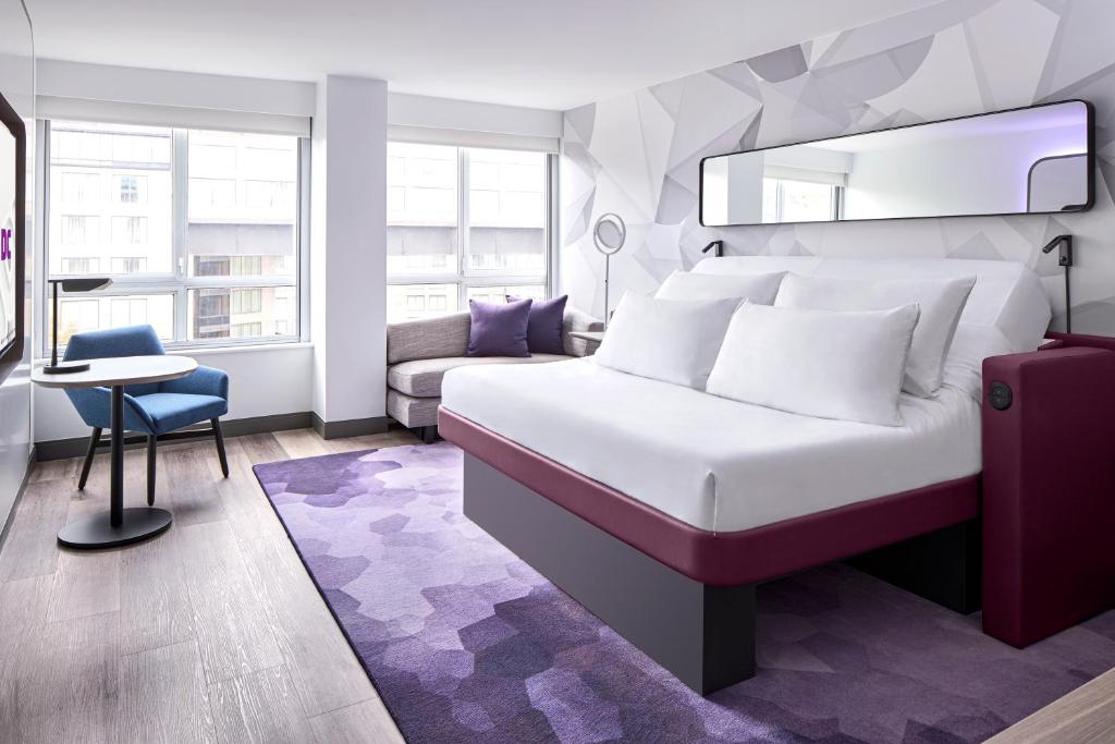 Двухместный (Номер первого класса с кроватью размера «king-size» и окном), YOTEL Washington DC